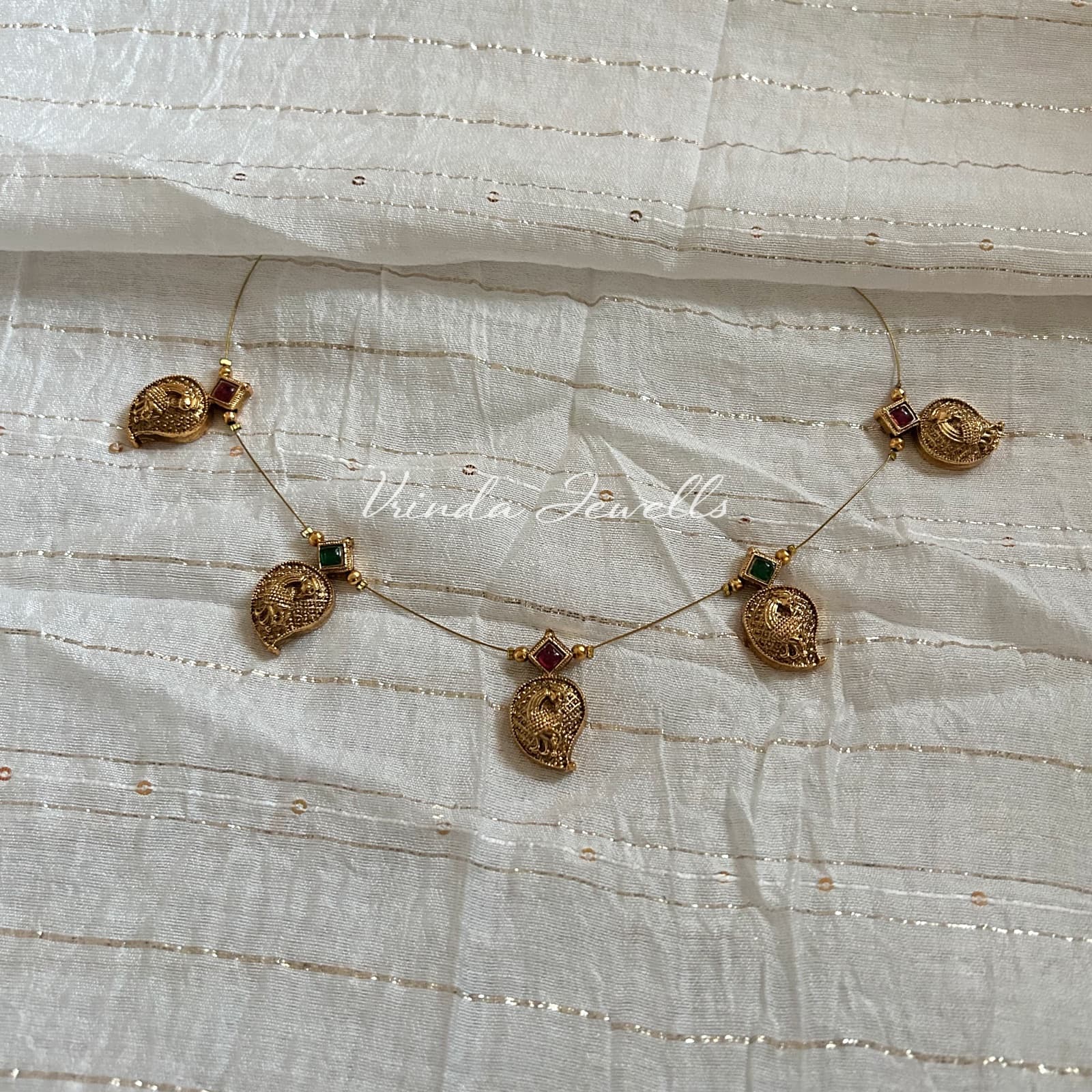Invisible motifs chain